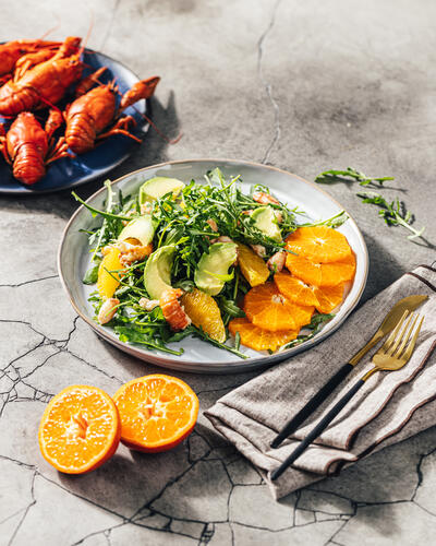 Салат с&nbsp;руколой, раками и&nbsp;апельсинами